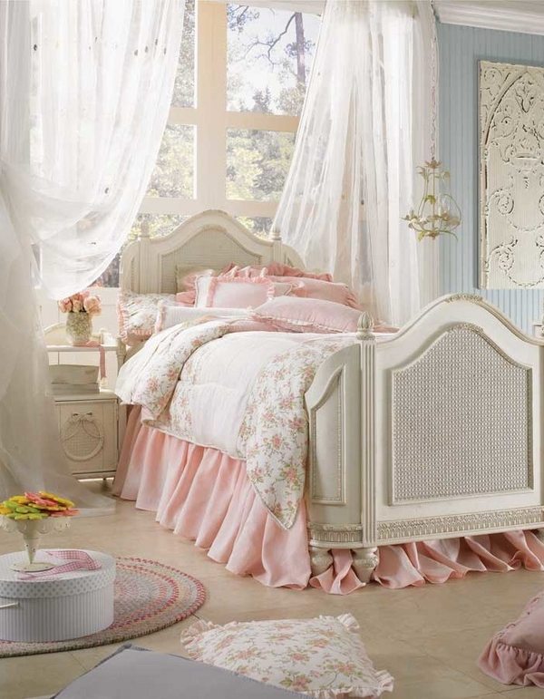 Unique-shabby-chic-bedroom-ideas-pink white bed cover pale blue wall color