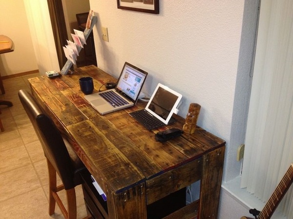 Upcycling ideas-how-to-build-a-desk-from-wooden-pallets-