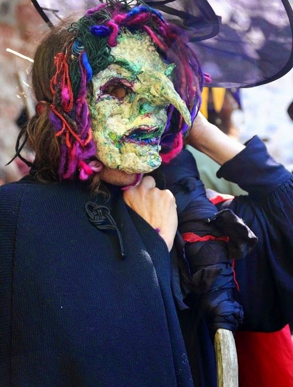 Witch-mask-halloween-costume-ideas-for-women-scary costumes