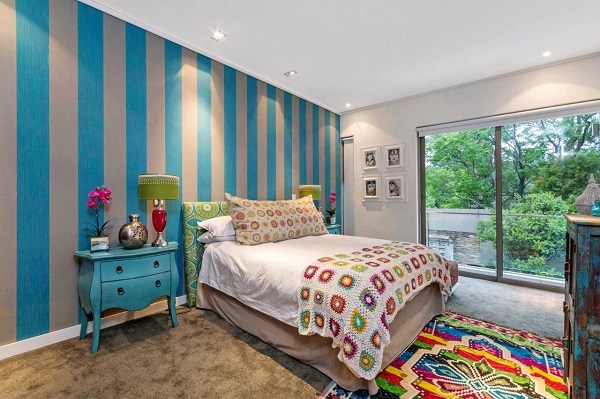 accent vertical stripes blue gray bedroom decor ideas colorful carpet