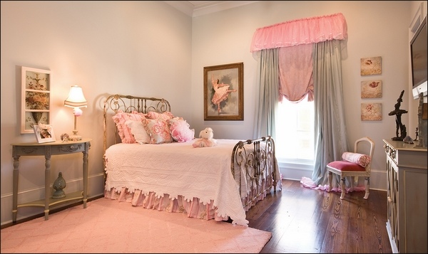 bedroom-decor-shabby-chic-curtains-metal-bed-frame