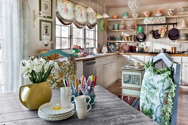 cozy-shabby-chic-kitchen-wood table open shelves vintage chandelier