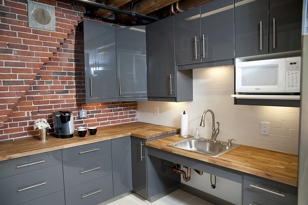 faux brick tile kitchen wall gray cabinets kitchen decor ideas