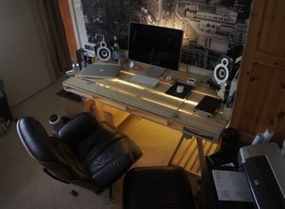 how-to-build-a-desk-from-wooden-pallets-DIY-furniture-ideas