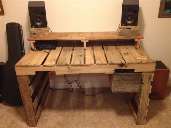 How to build a desk from wooden pallets - DIY pallet ...