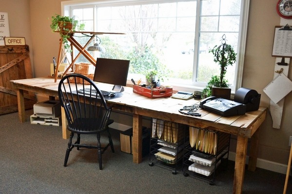 how-to-build-a-desk-from-wooden-pallets-DIY-ideas