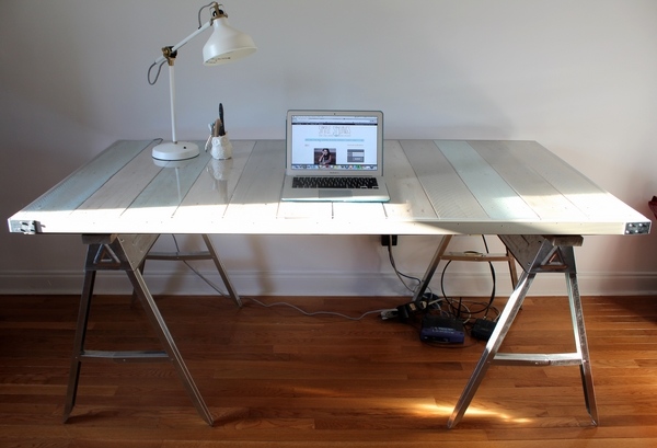 how-to-build-a-desk-from-wooden-pallets-easy-DIY-pallet-furntiture-ideas