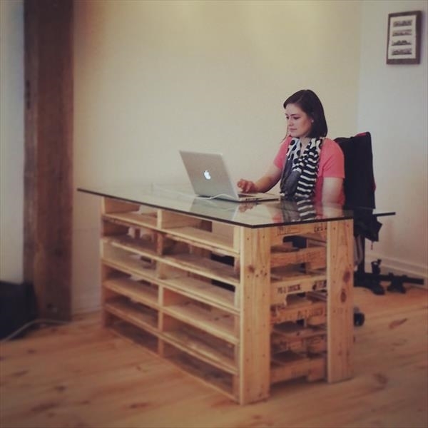 pallet-computer-desk-with glass top DIY-office-furniture-recycled-pallets