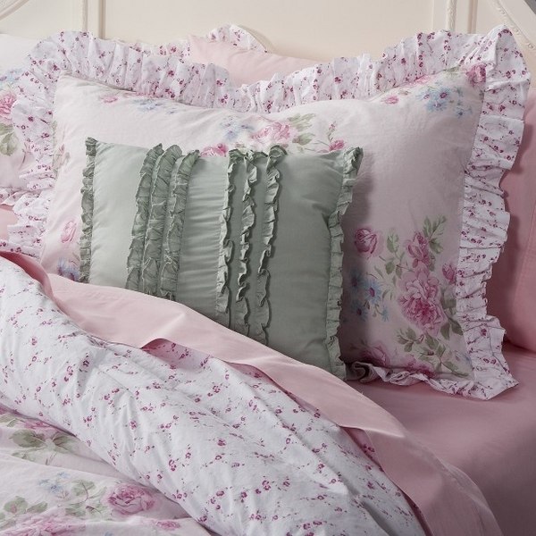 shabby chic bedding set ideas pastel pink colors floral pattern decorative pillows