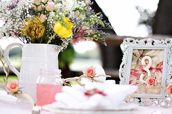 shabby-chic decoration ideas flowers picture frames