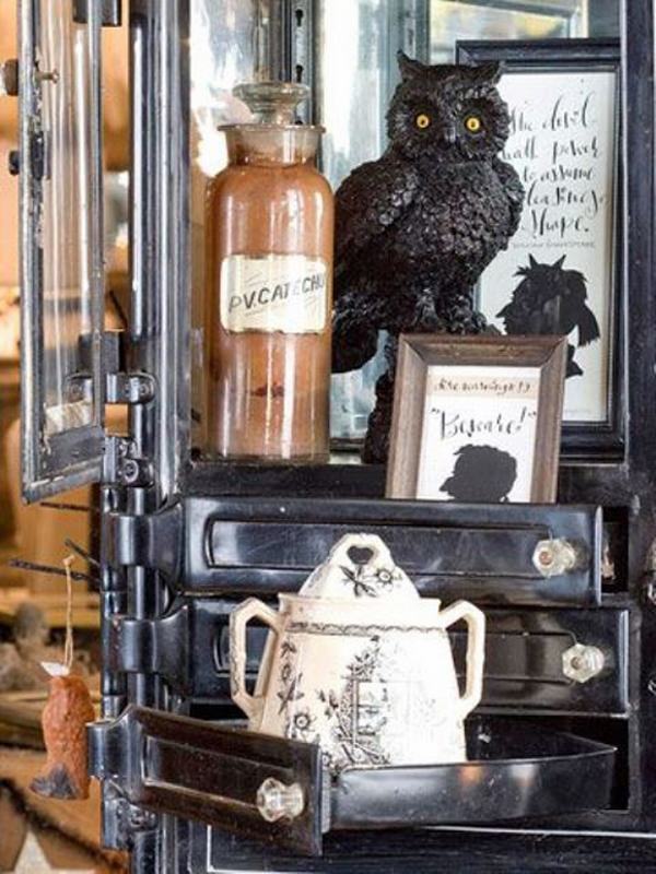 vintage-halloween-decorations-ideas-owl-apothecary-jar-old pot