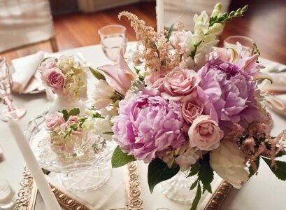 wedding-decoration-pink-and-white-wedding-centerpieces-fresh-flowers-shabby-chic-style-decor