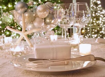 Christmas-table-decoration-in-silver-and-green-glass-bowl-silver-balls-tea-candles