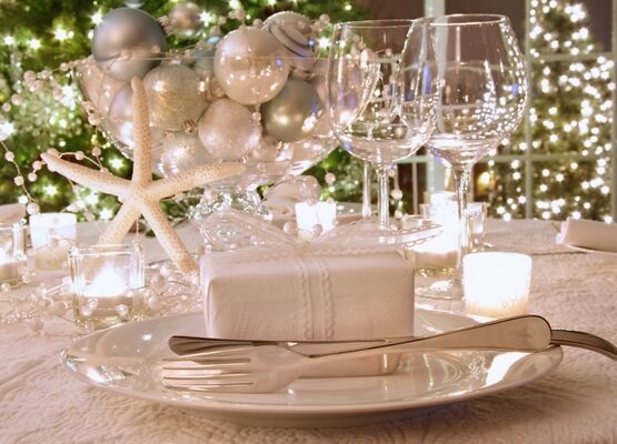 Christmas-table-decoration-in-silver-and-green-glass-bowl-silver-balls-tea-candles