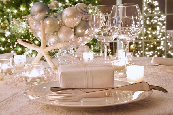 Christmas table decoration in silver and green glass bowl silver balls 