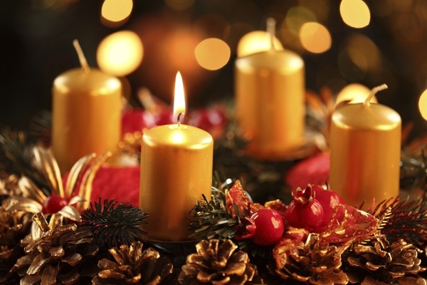 DIY advent wreath ideas gold candles pine cones