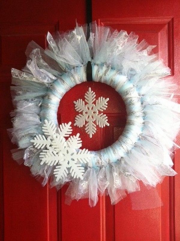 DIY christmas wreath ideas white tulle wreath snowflakes front door ideas