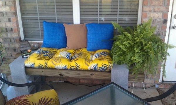 DIY-cinder-block-bench-patio-furniture-ideas-decorative-pillows