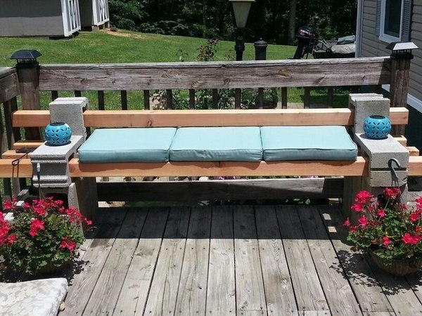 DIY-garden-furniture-ideas-DIY-cinder-block-bench-wood blue pads