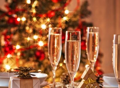 Elegant-christmas-table-decorations-ideas-festive-table-setting-crystal-wine-glass-christmas-gift