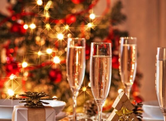 Elegant-christmas-table-decorations-ideas-festive-table-setting-crystal-wine-glass-christmas-gift