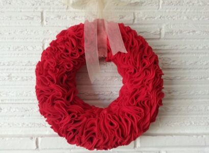 Handmade-Christmas-wreaths-ideas-red-burlap-wreath