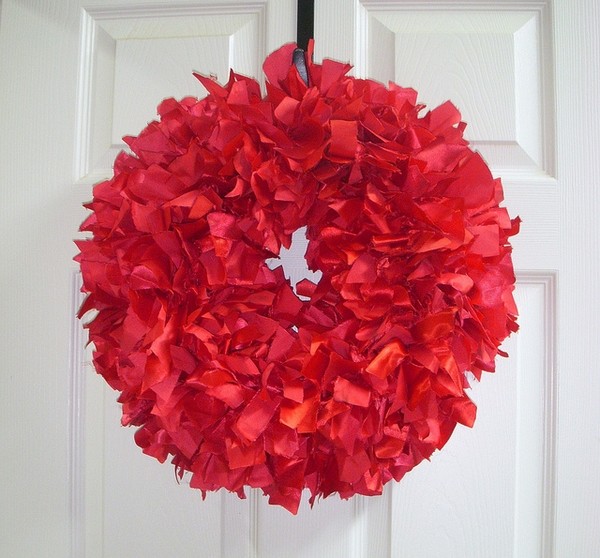 Recycled red rag fabric wreath DIY christmas decoration ideas eco friendlyl materials