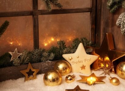 Window-decoration-for-christmas-golden-stars-candles-garlands