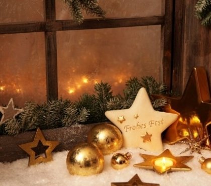 Window-decoration-for-christmas-golden-stars-candles-garlands