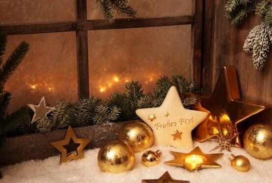 Window-decoration-for-christmas-golden-stars-candles-garlands