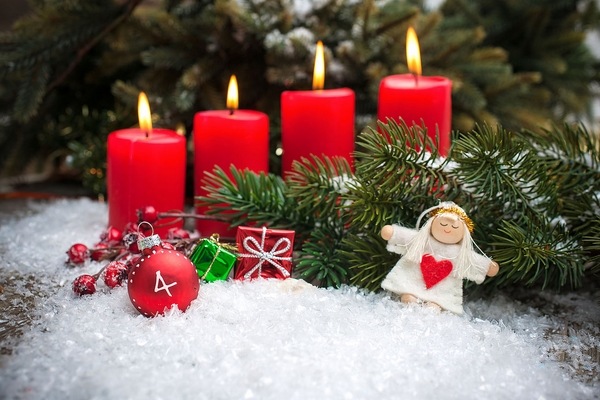 advent candles ideas red candles evergreen branches angel figure