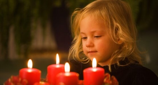 advent-lighting-ideas-red-pillar-candles-advent-wreath