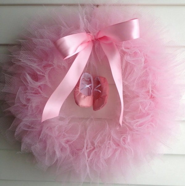 awesome DIY tulle wreath ideas little ballerina girl girl bedroom decor