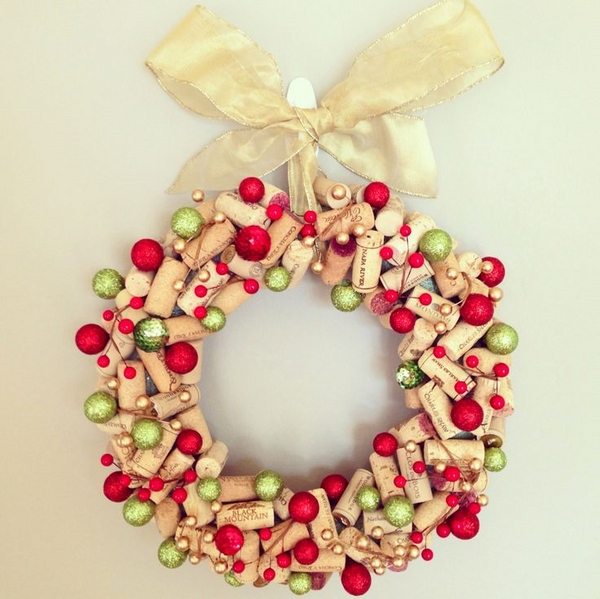 awesome DIY christmas wreath ideas green red ornaments wine cork