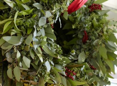 beautiful-DIY-fresh-christmas-wreaths-ideas-green-branches-berries