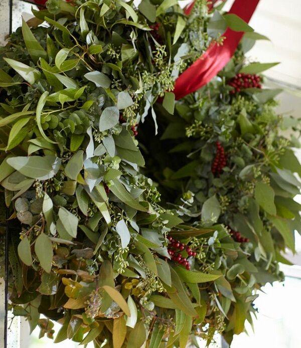 beautiful-DIY-fresh-christmas-wreaths-ideas-green-branches-berries