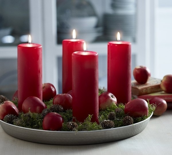 christmas table decorating ideas wreath red candles apples 