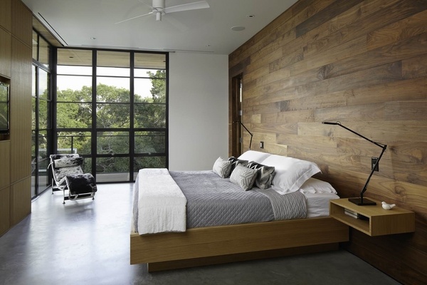 contemporary-bedroom-decor-ideas-accent-wall-wood-panels-wall-mounted-nightstands-table-lamps