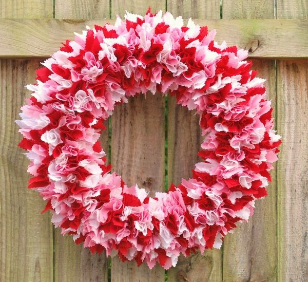 day  red white wreath festive decoration 