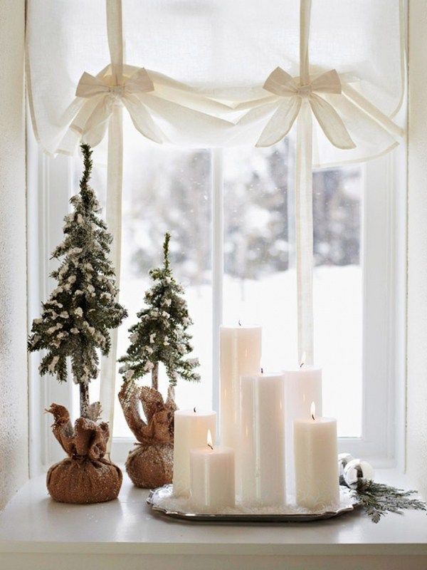 easy DIY Christmas window decorating ideas white pillar candles 