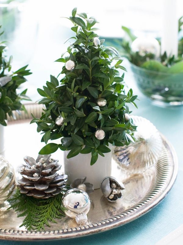easy christmas centerpieces silver plate pine cones silver christmas ornaments