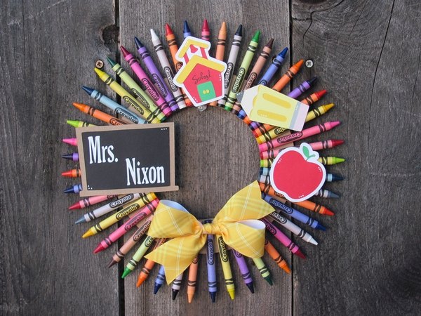 easy craft ideas classsroom decoration DIY crayon wreath ideas