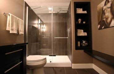 elegant-modern-basement-bathroom-design-neutral-colors-brown-shades
