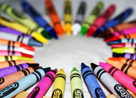 how to make-crayon-wreath-ideas-DIY-decoration-ideas