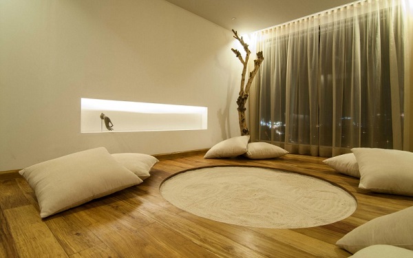 indoor mdetation room design wood floor sand floor cushions 
