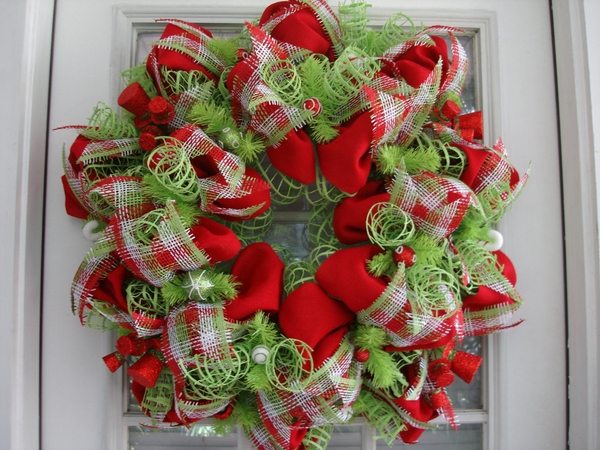 mesh wreath ideas traditional colors red white green