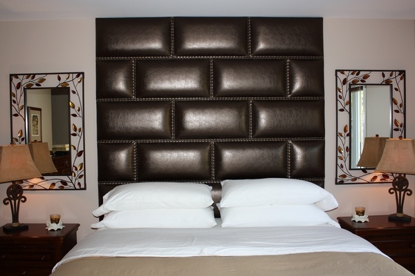padded-wall-panels-leather-upholstery-headboard-bedroom-decor-ideas