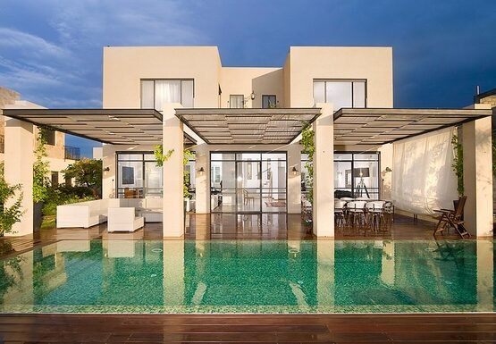 pergola-designs-contemporary-patio-landscaping-wooden-patio-deck-climbing-plants