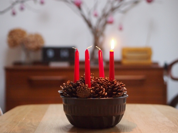 quick DIY advent werath ideas pine cones red candles 