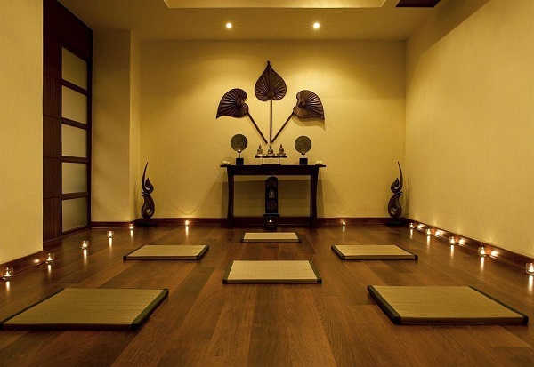 room for meditation decor ideas wood floor neutral wall color candles